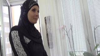 Tiny Tina Hot Muslim woman doing extra cleaning livexxxx