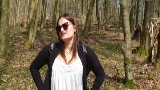 Studentin Holly Outdoor nach der Uni im Wald gefickt xxx g