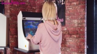 LouLou Petite Plays Street Fighter II Turbo mompron